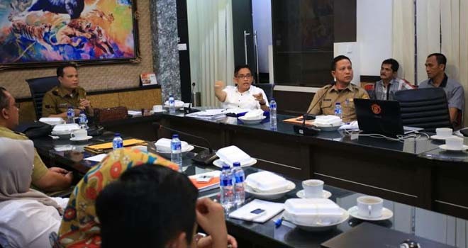 H. Bakri HM, Anggota DPR RI saat rapat dengan satuan kerja Pemprov Jambi.