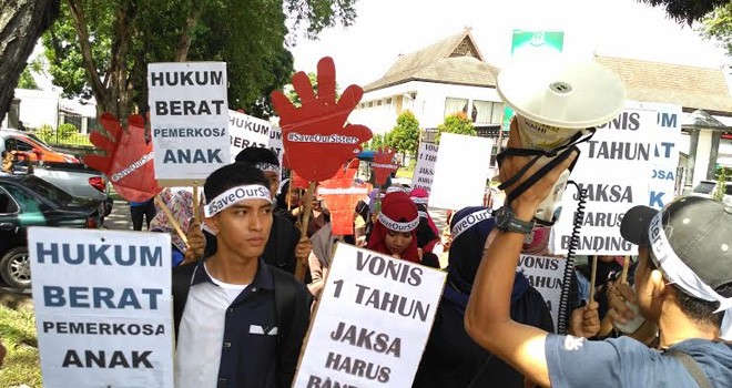 Aksi di depan kantor Kejaksaan Negeri Jambi.