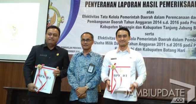 Kepala BPK Perwakilan Jambi, Parna, kepada Gubernur Jambi Zumi Zola dan Ketua DPRD Provinsi Jambi, Cornelis Buston, serta 4 Kepala Daerah Kabupaten/Kota yang menerima LHP.