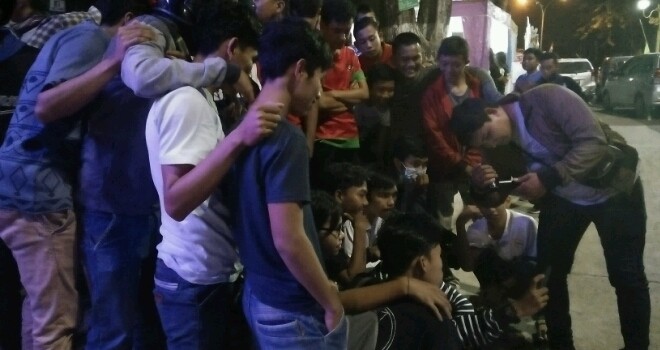 Terlihat anak muda jambi berkumpul nonton Timnas di Andorid