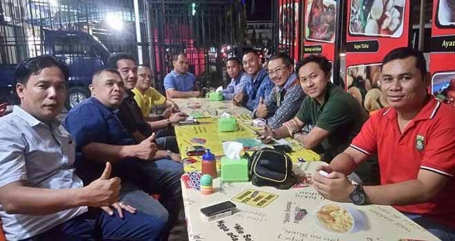 Terlihat mantan Wakapolri (kanan menggunakan kacamata) saat singgah disalah satu warung di Bungo.