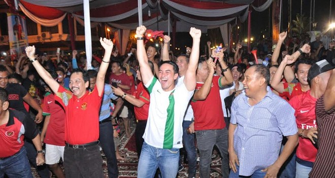 Gubernur Jambi Zumi Zola bersama ratusan masyaraka tampak mengekspresikan kegembiraannya yang cukup antusias.