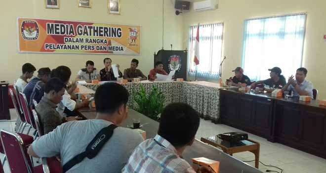 Media Ghatering KPU Sarolangun bersama sejumlah wartawan.