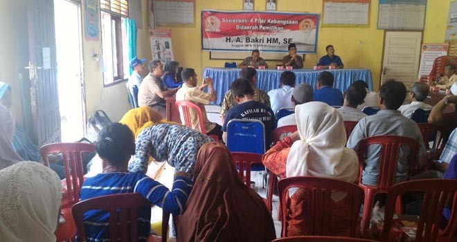 H. Bakri HM, Anggota DPR RI saat sosialisai 4 Pilar Kebangsaan di Desa Sungai Duren, Jaluko.