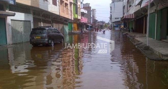 Suasana Kota Kuala Tungkal terendam banjir rob Kamis (15/12).