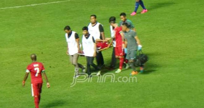 Andik Vermansah saat ditandu keluar dari laga Indonesia vs Thailand. Foto: M. Amjad/JPNN.com