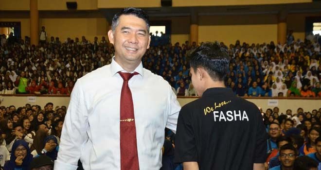 Walikota Jambi, SY Fasha saat memperlihat baju 