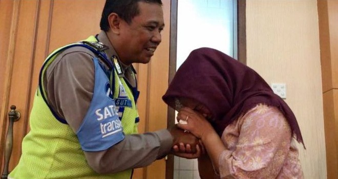 Dora Natalia minta maaf kepada Aiptu Sutisna/facebook