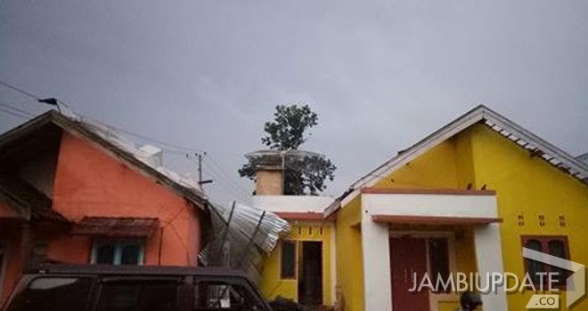 Rumah warga yang rusak akibat puting beliung.