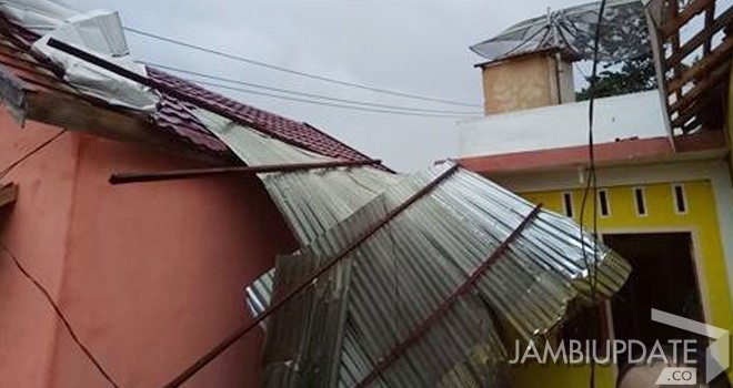 Salah satu rumah warga yang rusak parah akibat puting beliung.