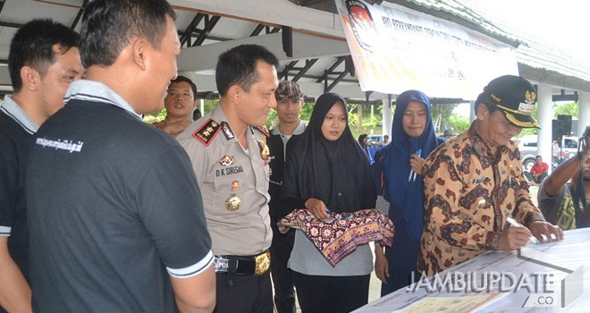  Kapolres Muarojambi, AKBP Dedy Kusuma Siregar bersama Komisioner KPUD Muarojambi menandatangi deklarasi kampanye damai. Jelang pemungutan suara, polisi siagakan personil.