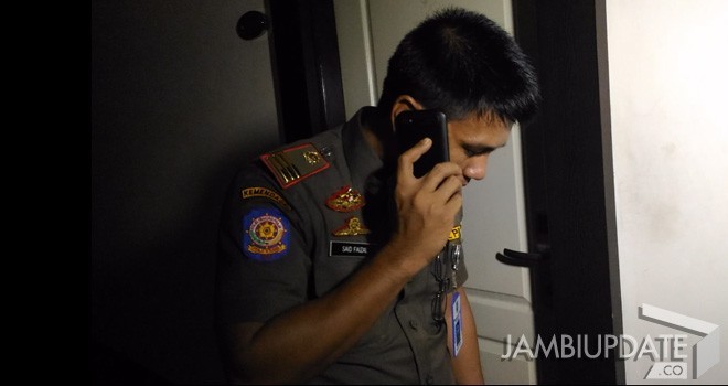 Petugas Satpol PP saat menerima telepon.