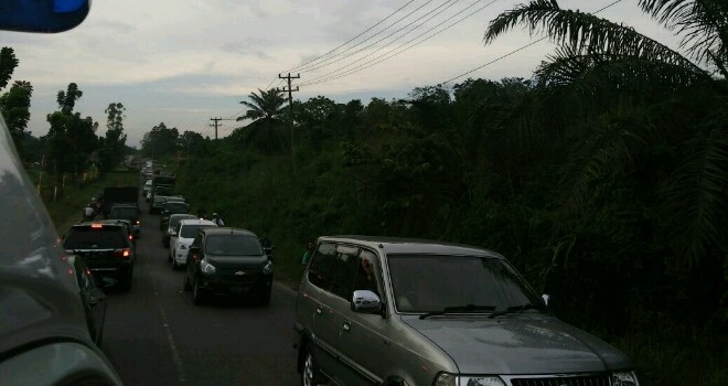 Kemacetan panjang dijalan lintas jambi - muara bulian.