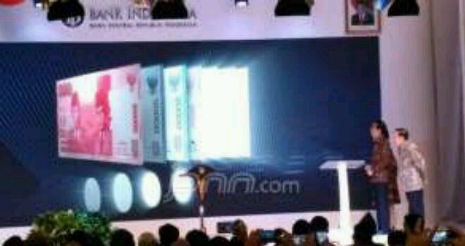 Presiden Joko Widodo dan Gubernur Bank Indonesia Agus Martowardojo saat peluncuran rupiah baru di Jakarta, Senin (19/12). Foto: Gunawan Wibisono/JawaPos.Com