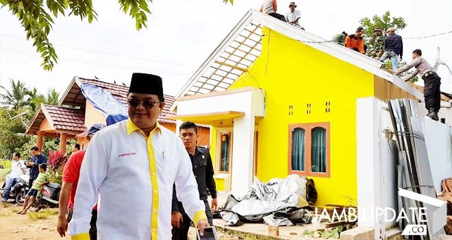 IW saat mengunjungi Rumah yang tekena angin puting beliung di Desa Kasang Pudak.