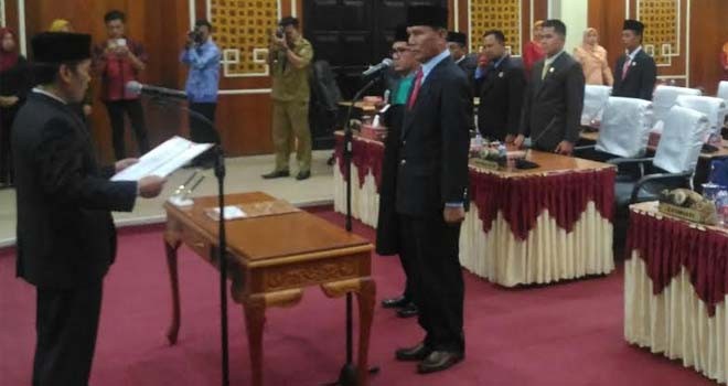 Arfan Kamil saat melantik H A Murad menjadi Anggota DPRD Kerinci dari Fraksi Gerindra.