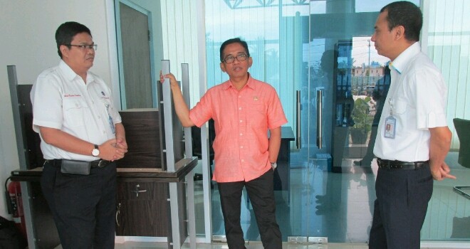 Anggota DPR RI, H Bakri saat mengunjungi Bandara Sultan Thaha Jambi untuk meninjau kesiapan hari libur natal dan tahun baru.