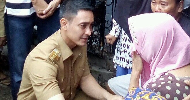 Gubernur Jambi, Zumi Zola saat mengunjungi korban kebakaran.