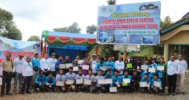 Foto bersama peserta Lomba Bersih Jalur Objek Wisata Danau Gunung Tujuh.