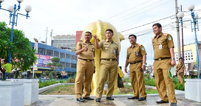 Walikota Jambi H SY Fasha mengecek pembangunan sejumlah taman di Kota Jambi Senin (2/5) lalu. (F/IST/FOR JAMBIUPDATE)