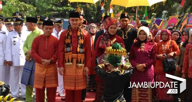 Guber Jambi, Zumi Zola Bersama Bupati Merangin saat Hut Kabupaten Merangin ke-67.