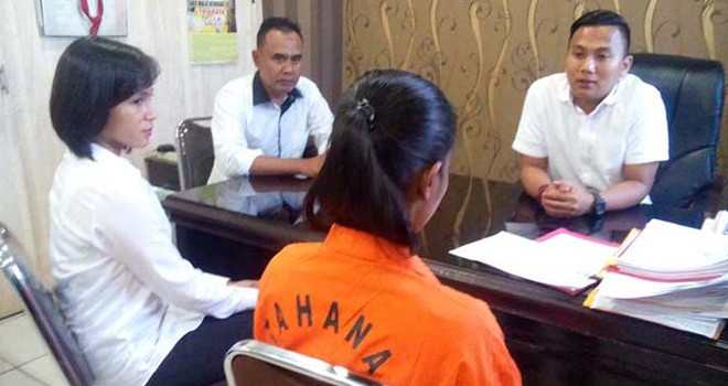 Tersangka Sri sedang diperiksa polisi karena tega menjual keperawanan anaknya. (BAWASI/METRO ASAHAN/METRO SIANTAR/RPG)