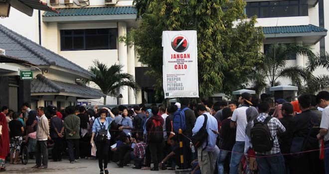 Ratusan warga tampak mengantre untuk mengurus paspor di Kota Batam, Kepri, Kamis. Foto: batampos/jpg