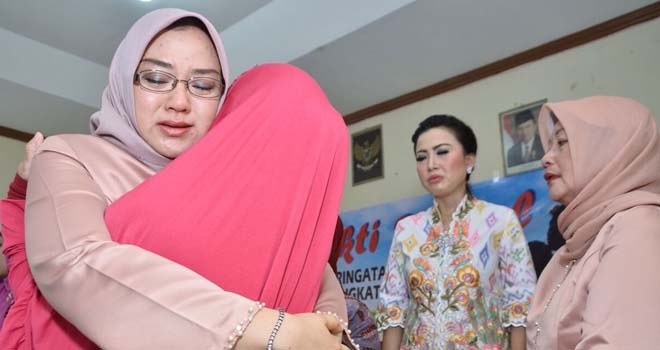 Ketua TP-PKK Kota Jambi, Hj. Yuliana Fasha saat mengunjungi panti jompo saat moment Hari Ibu.