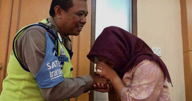 Aiptu Sutisna dan Dora Natalia. Foto : Twitter