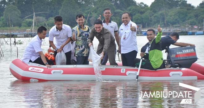 Gubernur Jambi, Zumi Zola saat lepas ikan hias di Danau Teluk Kenali, Jambi.