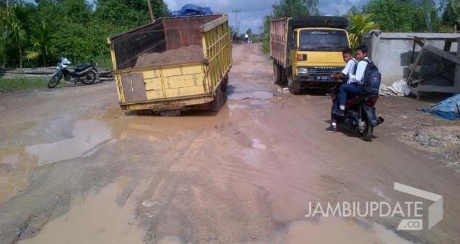 Jalan propinsi yang ada diwilayah Kecamatan Pengabuan yang mengalami kerusakan cukup parah.
