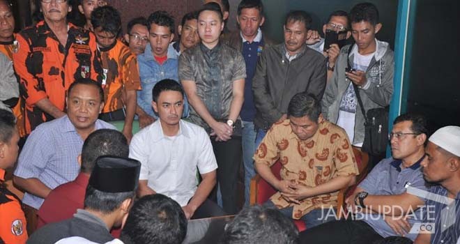 Gubernur Jambi, Zumi Zola didampingi oleh kapolda Jambi saat meninjau pohon natal yang bertuliskan lafaz allah di novita hotel.