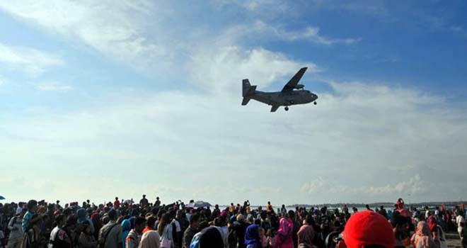 Pesawat Casa terbang rendah di Tepi Laut, belum lama ini dijadikan sebagai pengganti bus untuk meminta Om Telolet Om di Tanjungpinang.
