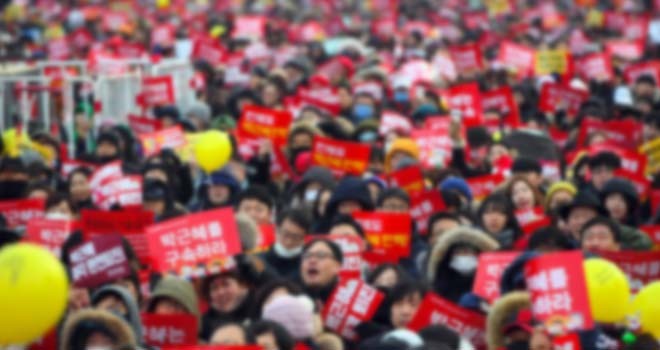 Pengunjuk rasa memenuhi jalanan di pusat Kota Seoul, Sabtu (24/12). Mereka menuntut Presiden Park Geun-hye mundur. Foto: AFP