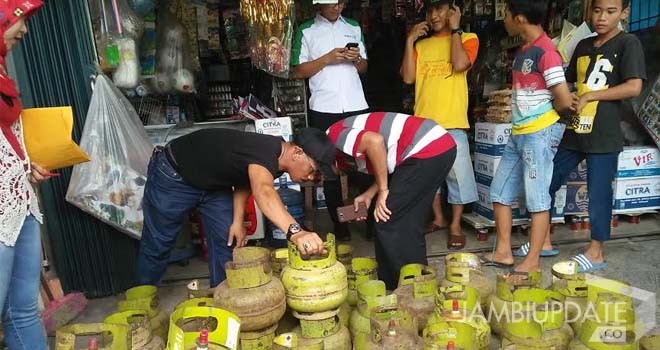 Petugas saat melakukan penertiban terhadap gas subsidi.