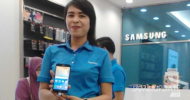 Tampak salah seorang pegawai saat memperlihatkan produk terbaru dari Samsung.