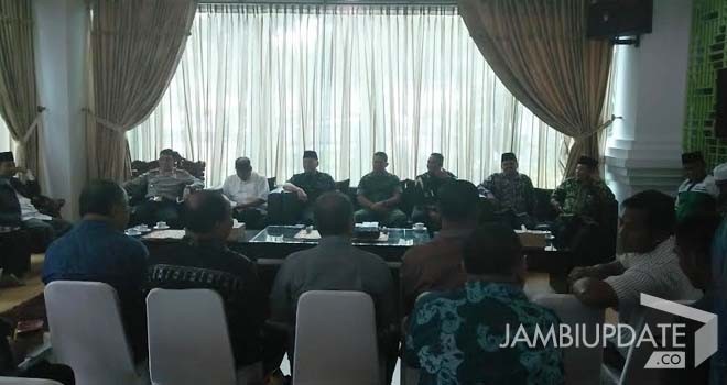 Pertemuan antar pihak manajemen Novita Hotel Jambi dengan Walikota Fasha, Kapolresta Jambi Kombes Pol Bernard Sibarani, Dandim Batanghari Letkol Inf Denny, dan sejumlah tokoh agama di Rumah Dinas Walikota Jambi, Senin (26/11). 