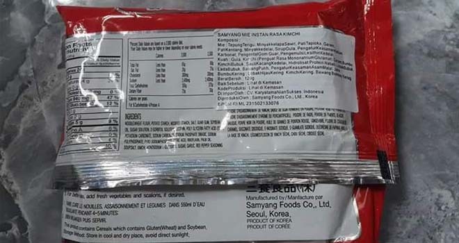 Kemasan Mie ditutupi stiker bertulisan indonesia.