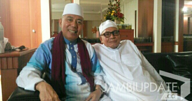 KH Ahmad Mubarak bersama Kemas Farouk Tokoh Masyarakat Sebrang Kota Jambi. 