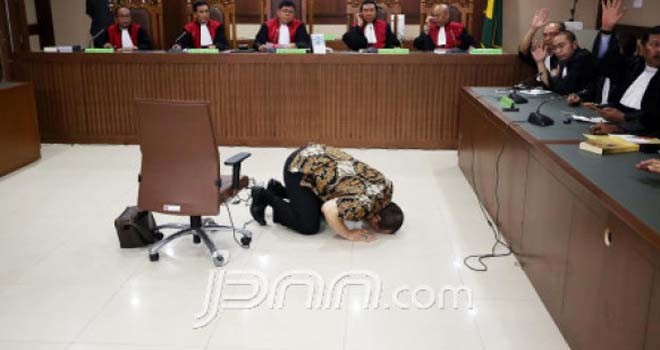 Mantan Ketua Kadin Jawa Timur La Nyalla Mahmud Mattalitti bersujud usai divonis bebas. Foto : Ricardo/JPNN