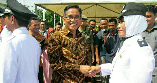 Anggota DPR RI H Bakrisaat menghadiri pelantikan kades di Tanjung Tabung Timur. 