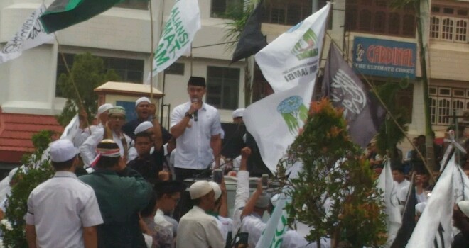 Gubernur Jambi, Zumi Zola saat memberikan orasi didepan ribuan masyarakat yang hadir dalam aksi damai didepan Novita Hotel Jambi.