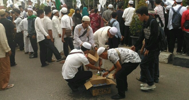 Terlihat warga yang ikut aksi damai membersihkan sampah sebelum meninggalkan lokasi.