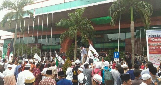 Ribuan massa menggelar aksi damai didepan Novita Hotel.