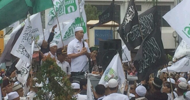 Walikota Jambi, Sy Fasha saat memberikan orasi didepan ribuan masyarakat yang hadir dalam aksi damai didepan Novita Hotel Jambi.