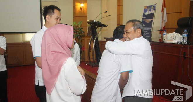 Mantan Kepala Dinas Pendidikan Provinsi Jambi, Drs. H. Rahmad Derita, M.Pd.I saat mengucapkan terima kasih.