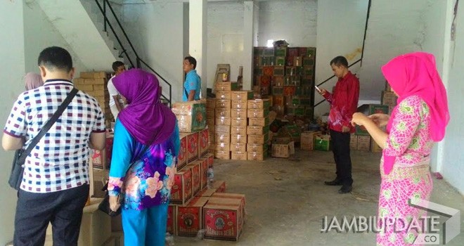 Ribuan dus jamu tradisional illegal Balai Pengawas Obat dan Makanan (POM) provinsi Jambi bersama Dinas Kesehatan (Dinkes) Kabupaten Bungo.