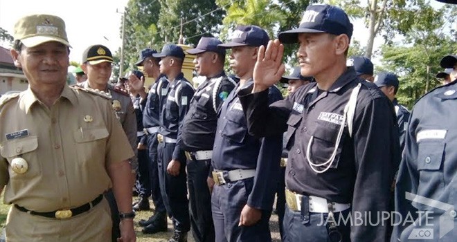 Pj Bupati Muarojambi Kailani SH MHum dan Kapolres Muarojambi AKBP Dedi Kususma Siregar, saat melakukan pemeriksaa. Foto :Elan / Jambi Ekspres