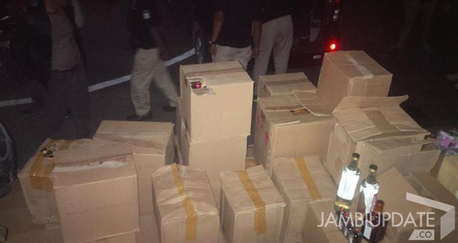 Ratusan Botol Miras di Mayang yang diamankan Polisi. Foto : Doni Saputra / Jambi Ekspres