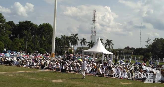 Terlihat masyarakat mulai memadati lapangan Kantor Gubernur Jambi.